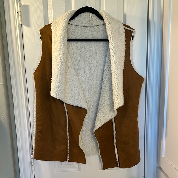 Cozy Brown Sherpa-Lined Vest - Picture 1 of 3